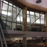The glass enclosures of Kutler Center reduce the noise of collaborating students, while its varied angles evoke the imagery of a hand-held Japanese fan.